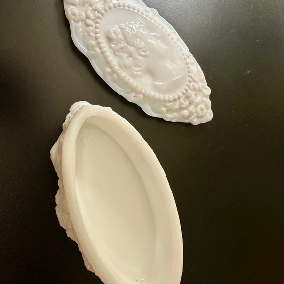 FOSTORIA, JENNY LIND, PRESSED, MILK GLASS, CAMEO, PIN BOX WITH LID. - Picture 11 of 14